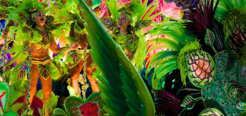 https://upload.wikimedia.org/wikipedia/commons/a/a0/Carnaval_2014_-_Rio_de_Janeiro_%2812974016393%29.jpg